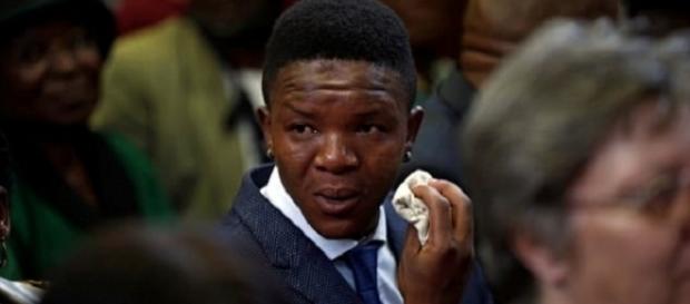 Victor Mlotshwa se emocionou no tribunal Victor Mlotshwa se emocionou no tribunal