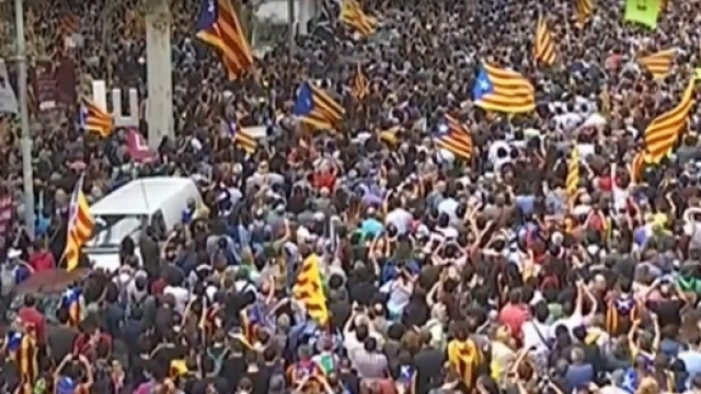 I cittadini festeggiano in piazza dopo il s&igrave; all'indipendenza