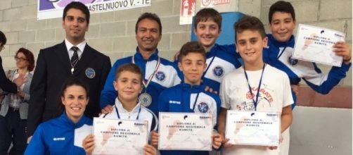 Accademia Karate Roseto festeggia con medaglie e diplomi