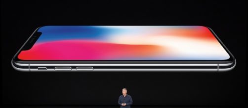 Un’immagine di iPhone X dal keynote della presentazione di Apple