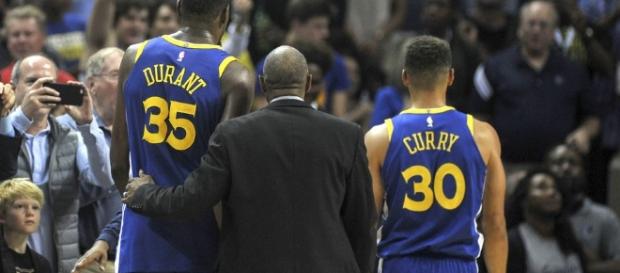 Durant e Curry entram em quadra pelo Warriors em grandes confrontos Durant e Curry entram em quadra pelo Warriors em grandes confrontos