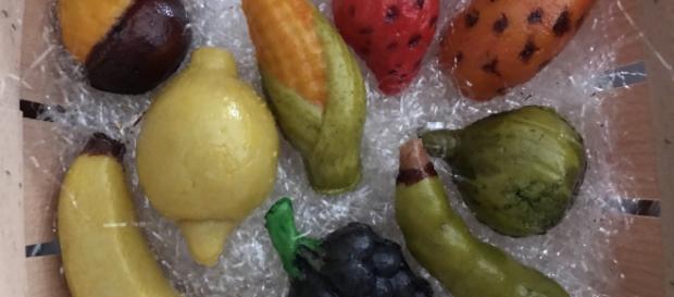 Foto del tipico dolcetto siciliano per la festa dei morti, la "frutta martorana" Foto del tipico dolcetto siciliano per la festa dei morti, la "frutta martorana"