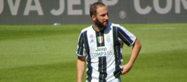 Juventus forwader, Gonzalo Higuain during a past match against Crotone. (Image Credit: Leandro Cruti/Flickr) Juventus forwader, Gonzalo Higuain during a past match against Crotone. (Image Credit: Leandro Cruti/Flickr)