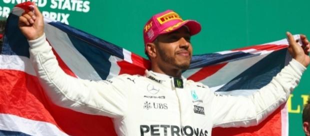 Lewis Hamilton se sube a lo más alto del podium Lewis Hamilton se sube a lo más alto del podium