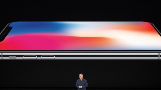 Un&rsquo;immagine di iPhone X dal keynote della presentazione di Apple