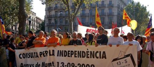 Mob protesting to cast their votes in independence referendum [Image via: Espiadimonis/Wikimedia Commons]