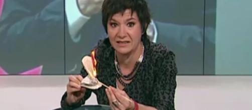 Una periodista de TV3 quema la Constitución Española en directo - lavanguardia.com
