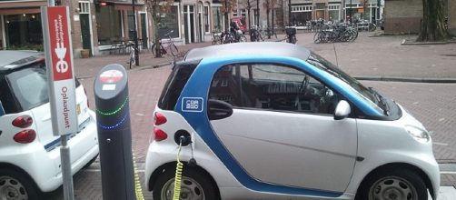 Charging an electric car (Image courtesy of Ludovico Hirlmann/Wikimedia)