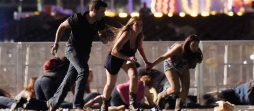 Giovani in fuga dopo la folle sparatoria a Las Vegas