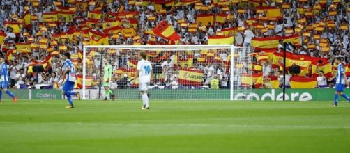 Miles de banderas españolas ondearon en las tribunas del Santiago Bernabéu durante el Real Madrid-Espanyol