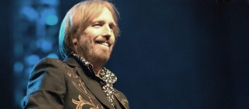 Tom Petty performing in 2010. The rock icon passed away on Monday night at age 66. / 'Wikimedia Commons'