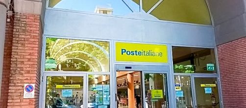 Un impiegato ruba 15mila euro alle poste di Vasto, ma il giudice del lavoro annulla il suo licenziamento.Fonte:http://www.leggo.it/