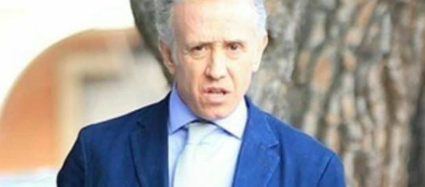 Eduardo Inda pierde los papeles en ‘El Programa de AR’. Eduardo Inda pierde los papeles en ‘El Programa de AR’.