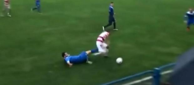 Jogador recebe chute entre as pernas durante partida de futebol Jogador recebe chute entre as pernas durante partida de futebol