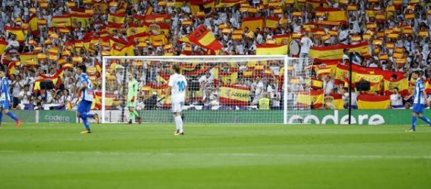 Miles de banderas españolas ondearon en las tribunas del Santiago Bernabéu durante el Real Madrid-Espanyol Miles de banderas españolas ondearon en las tribunas del Santiago Bernabéu durante el Real Madrid-Espanyol