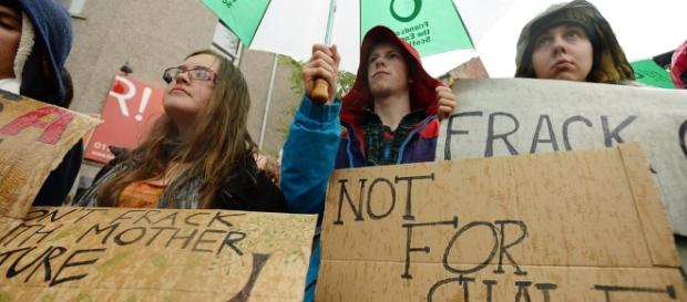 Protesto contra fracking realizado em 2013 em Perth. Ativistas anti-fracking saudaram como "grande vitória" Protesto contra fracking realizado em 2013 em Perth. Ativistas anti-fracking saudaram como "grande vitória"
