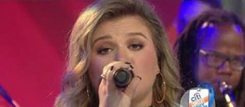 Kelly Clarkson made a gift of her "Meaning of Life" performance on "Today." [Image via NARLtv /YouTube screencap]