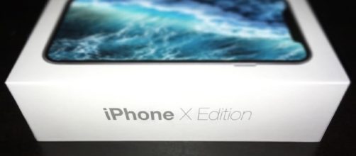 Unboxing Apple iPhone X, video esperto di telefonia