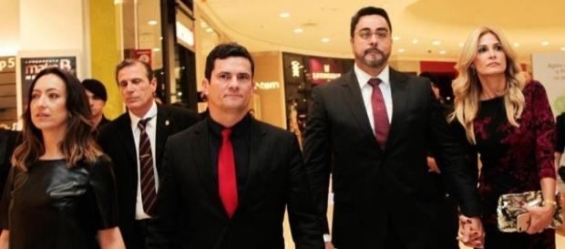 Juiz federal Sérgio Moro profere decisão a respeito de processo que envolve o ex-presidente Lula Juiz federal Sérgio Moro profere decisão a respeito de processo que envolve o ex-presidente Lula