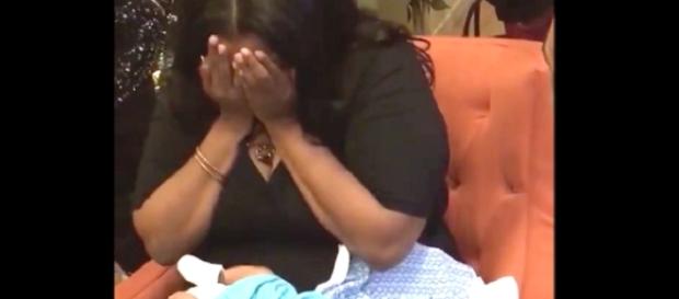 Mãe ficou emocionada ao ver o que tinha dentro da roupa Mãe ficou emocionada ao ver o que tinha dentro da roupa