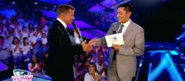 Rafel Moya accueilli par Benjamin Castaldi sur le plateau de l'hebdomadaire. Rafel Moya accueilli par Benjamin Castaldi sur le plateau de l'hebdomadaire.