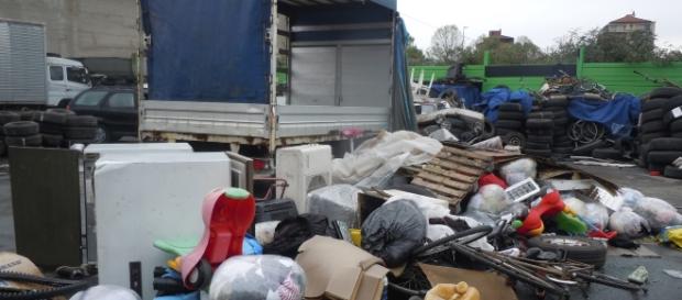 Torino, una delle aree di stoccaggio dei veicoli e altro materiale destinato al centro Africa. Torino, una delle aree di stoccaggio dei veicoli e altro materiale destinato al centro Africa.