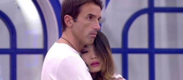 YangYang se declara a Hugo justo después de dejar a su novio YangYang se declara a Hugo justo después de dejar a su novio