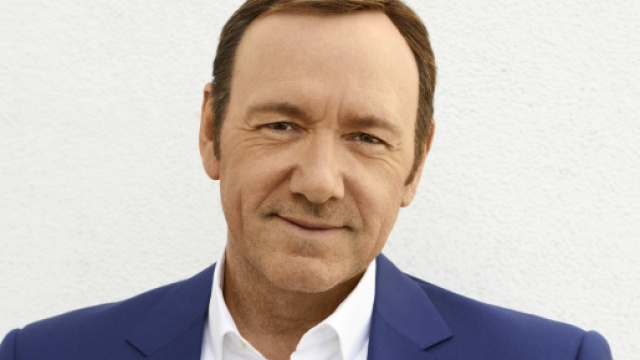 Kevin Spacey accusato di molestie sessuali si scusa e rivela: 'Sono gay'