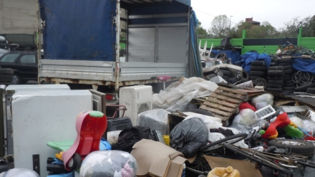 Torino, una delle aree di stoccaggio dei veicoli e altro materiale destinato al centro Africa.