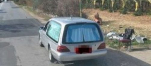Carro funebre con una prostituta in provincia di Bari