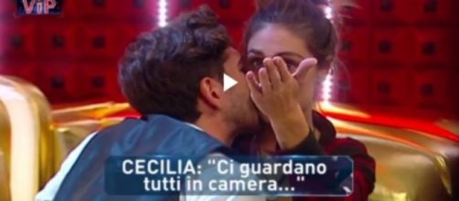 Cecilia e Moser nel confessionale in cerca di intimità