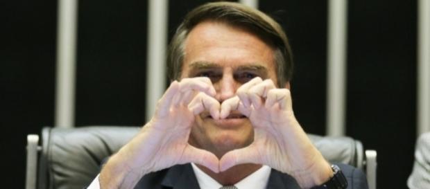Bolsonaro que é um dos líderes de pesquisa para presidência, diz que gays votam nele Bolsonaro que é um dos líderes de pesquisa para presidência, diz que gays votam nele