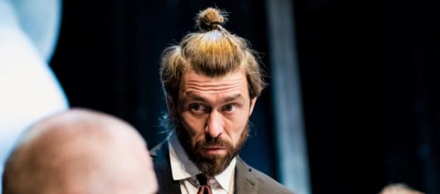 Marcin Czarnik jako 'K.' w poznańskim Teatrze Polskim (fot. Marek Zakrzewski) Marcin Czarnik jako 'K.' w poznańskim Teatrze Polskim (fot. Marek Zakrzewski)