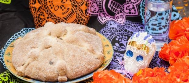 Pan de Muerto, una de las comidas típicas mexicanas. Pan de Muerto, una de las comidas típicas mexicanas.