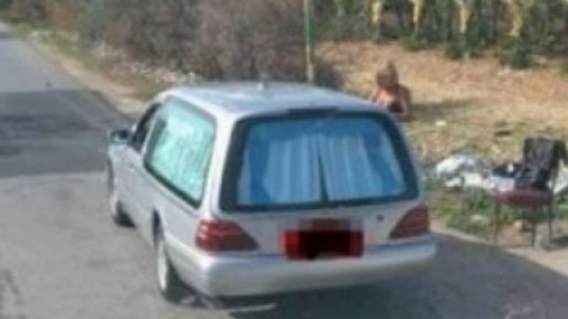 Carro funebre con una prostituta in provincia di Bari