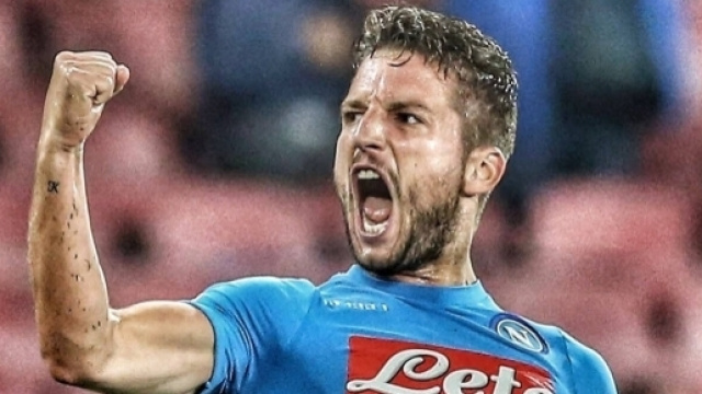 Dries Mertens esulta dopo un gol gol al San Paolo