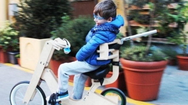 Il piccolo Lorenzo felice sulla sua bicicletta