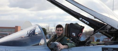El teniente Serrano a bordo de su F-18 en una foto reciente