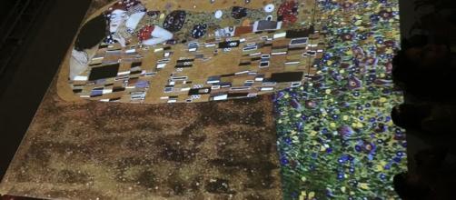Immagine scattata dalla mostra digitale Klimt Experience alla Reggia di Caserta