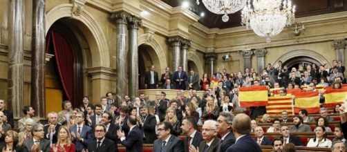 Espagne : la Catalogne déclare son indépendance... suspendue par ... - francetvinfo.fr