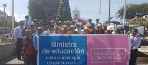 Manifestanti peruviani no-gender