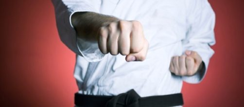 Un istruttore di karate a Lonato del Garda nel Bresciano, avrebbe abusato per anni di 6 sue allieve nella palestra.Fonte:http://www.ascsport.it/