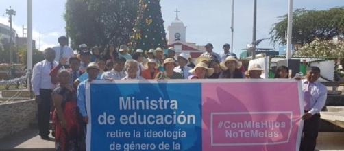 Manifestanti peruviani no-gender