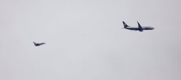 Il jet Typhoon scorta in volo l'aereo della compagnia irlandese. Il jet Typhoon scorta in volo l'aereo della compagnia irlandese.