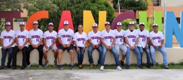 Los alumnos se tomaron la foto del recuerdo con la regidora. Los alumnos se tomaron la foto del recuerdo con la regidora.