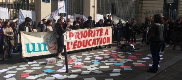 L'UNEF a réuni une cinquantaine d'étudiants sans affectation devant le ministère de l'Education Supérieur (4/10/2017 ©Camille Evangelista) L'UNEF a réuni une cinquantaine d'étudiants sans affectation devant le ministère de l'Education Supérieur (4/10/2017 ©Camille Evangelista)