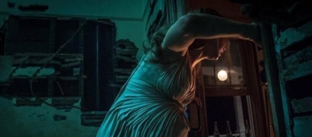 Madre!: Jennifer Lawrence in una scena del film di Darren Aronofsky Madre!: Jennifer Lawrence in una scena del film di Darren Aronofsky