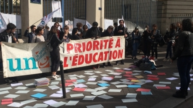 L'UNEF a réuni une cinquantaine d'étudiants sans affectation devant le ministère de l'Education Supérieur (4/10/2017 ©Camille Evangelista)