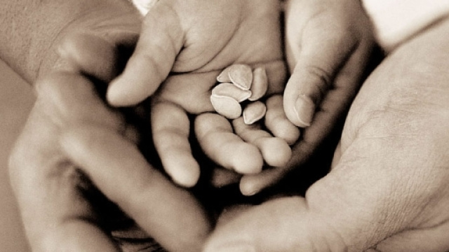 Pap&agrave; single prende in adozione una neonata down