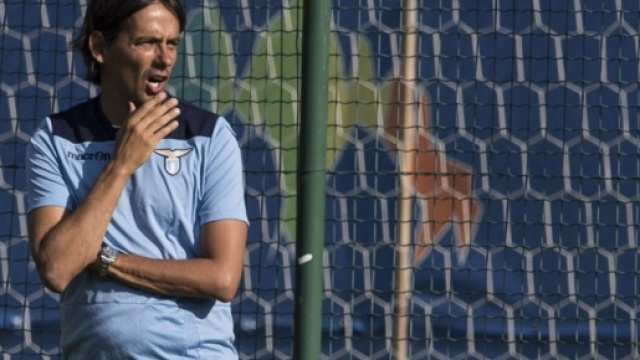 Simone Inzaghi osserva la squadra durante l'allenamento.